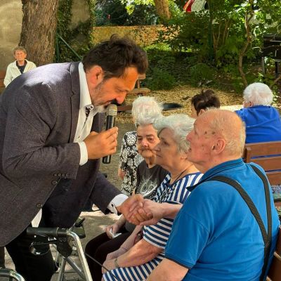 Hudební vystoupení na zahradě 