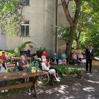 Hudební vystoupení na zahradě 