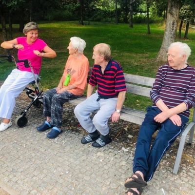 Procházka a posezení v parku