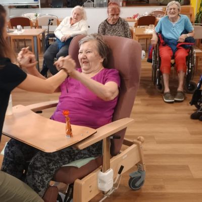 Rozcvička a hodina tance 