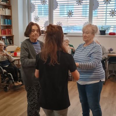 Rozcvička a hodina tance 