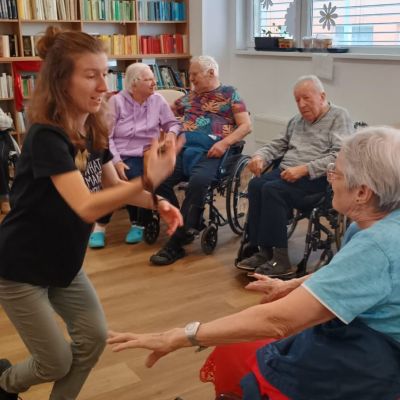 Rozcvička a hodina tance 