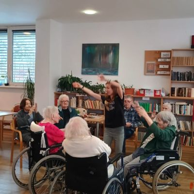 Rozcvička a hodina tance 