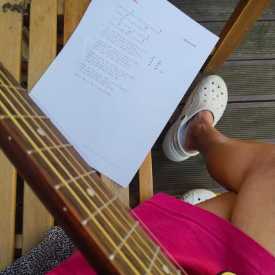 Vaření na ohni a trampské posezení s kytarou 