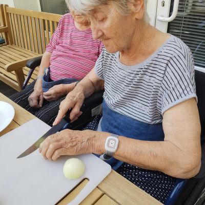 Vaření na ohni a trampské posezení s kytarou 